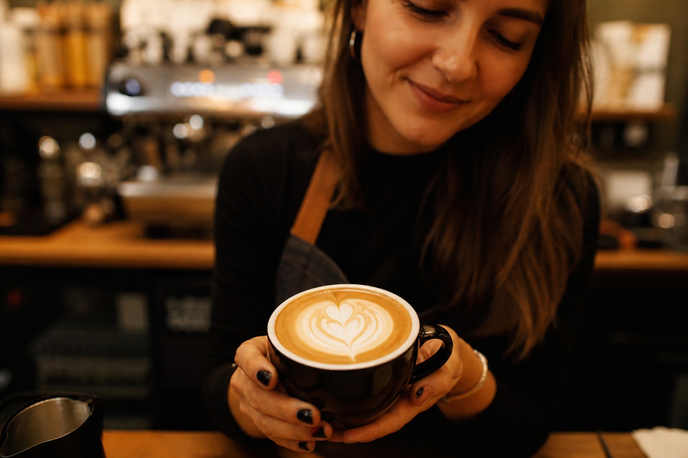 Barista latte art yapıyor